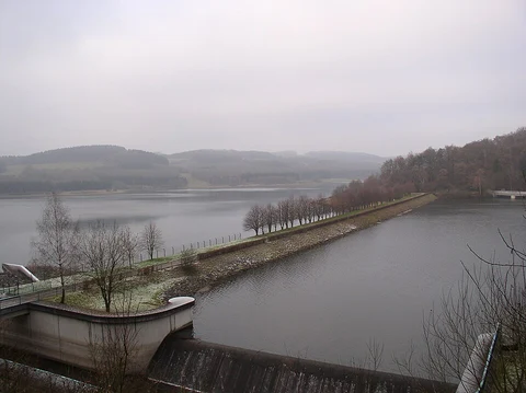 An image depicting the trail Große Dhünntalsperre Loop via Talsperrenweg and its surrounding area.