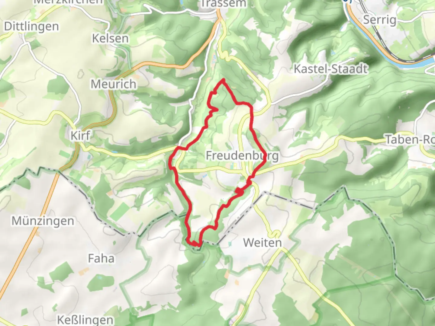 An image depicting the trail Freudenburg to Kollesleuken Loop via Ruine Freudenburg and Eiderberg and its surrounding area.