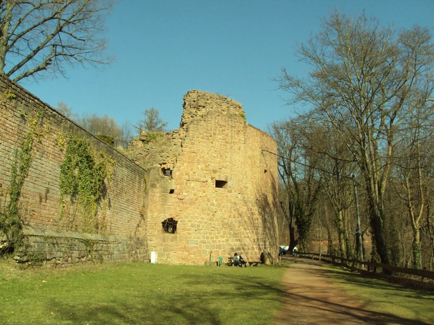 An image depicting the trail Burg Nanstein via Saar Pfalz Weg and its surrounding area.