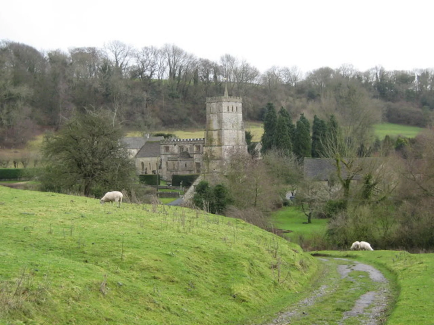 An image depicting the trail Circular walk via Hawkesbury Church and its surrounding area.