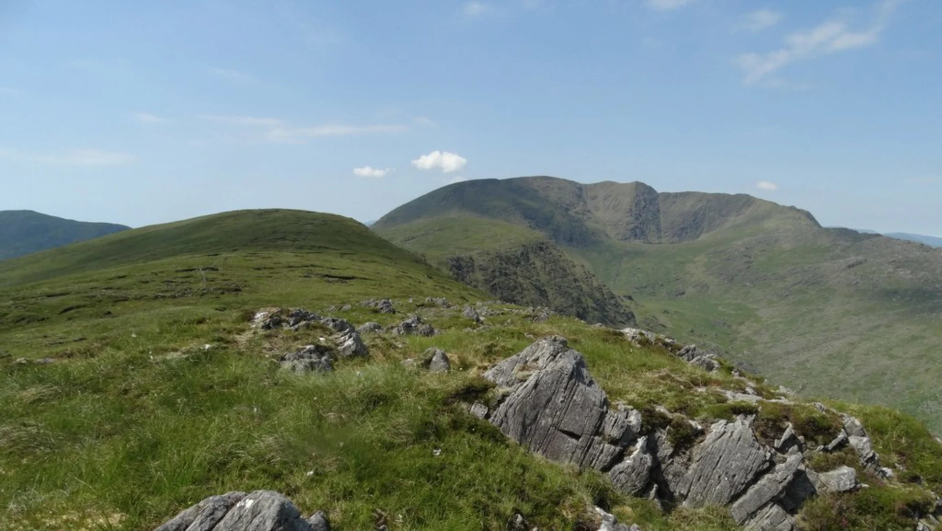An image depicting the trail Knocknabreeda and Mothaillín via Crossderry Mountain and its surrounding area.
