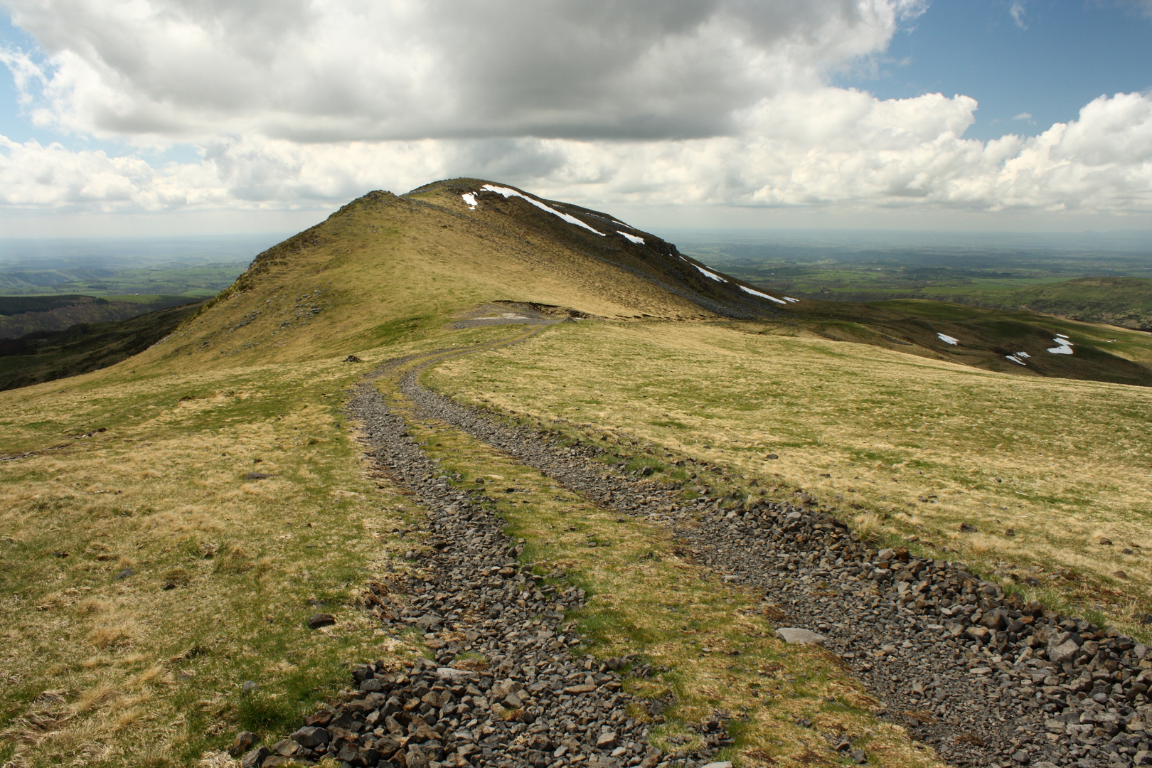 An image depicting the trail GR 400 - Tour of Cantal Volcanoes and its surrounding area.
