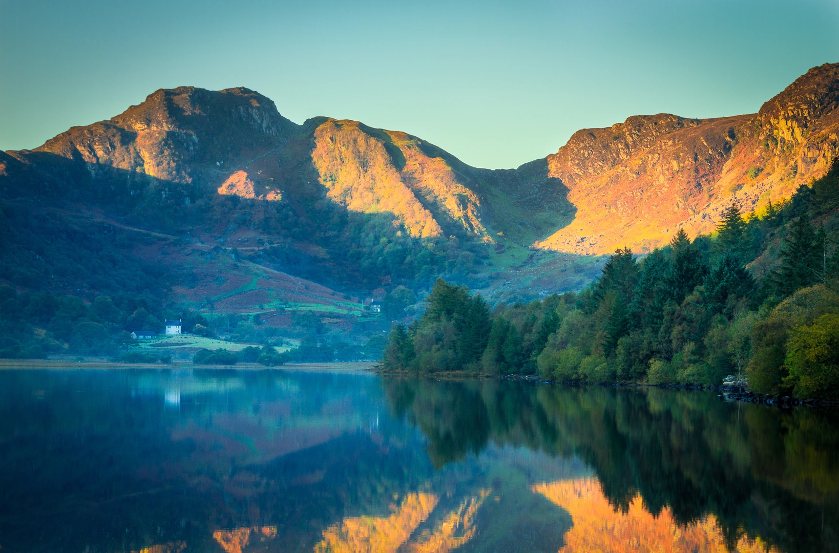 An image depicting the trail Hostels Walk from Aber and its surrounding area.