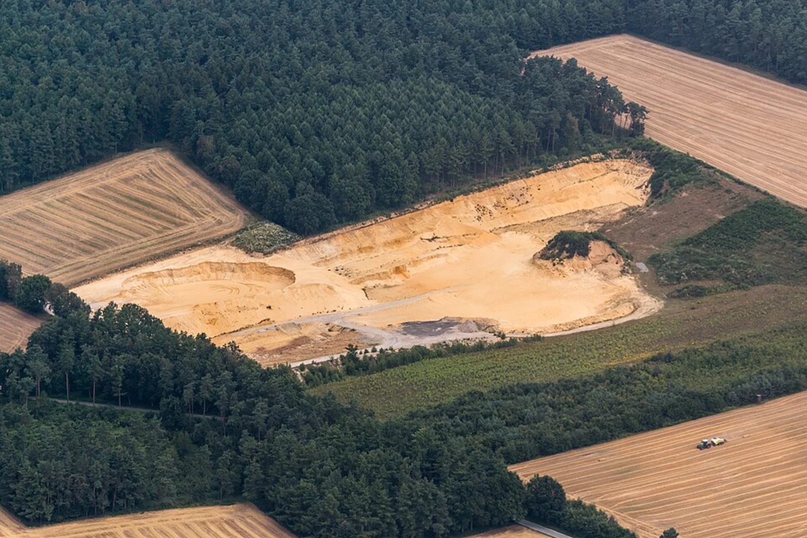 An image depicting the trail Schnapsbrunnenweg 2 and its surrounding area.