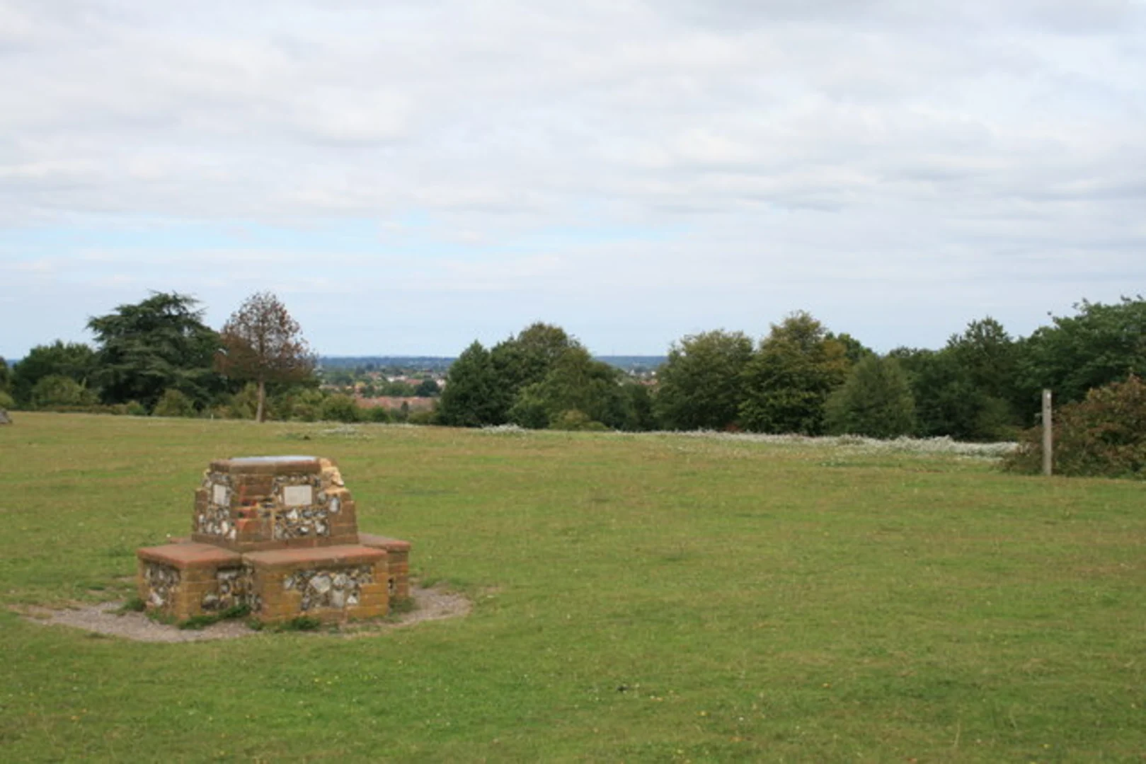 An image depicting the trail Chessington Countryside Loop Walk and its surrounding area.