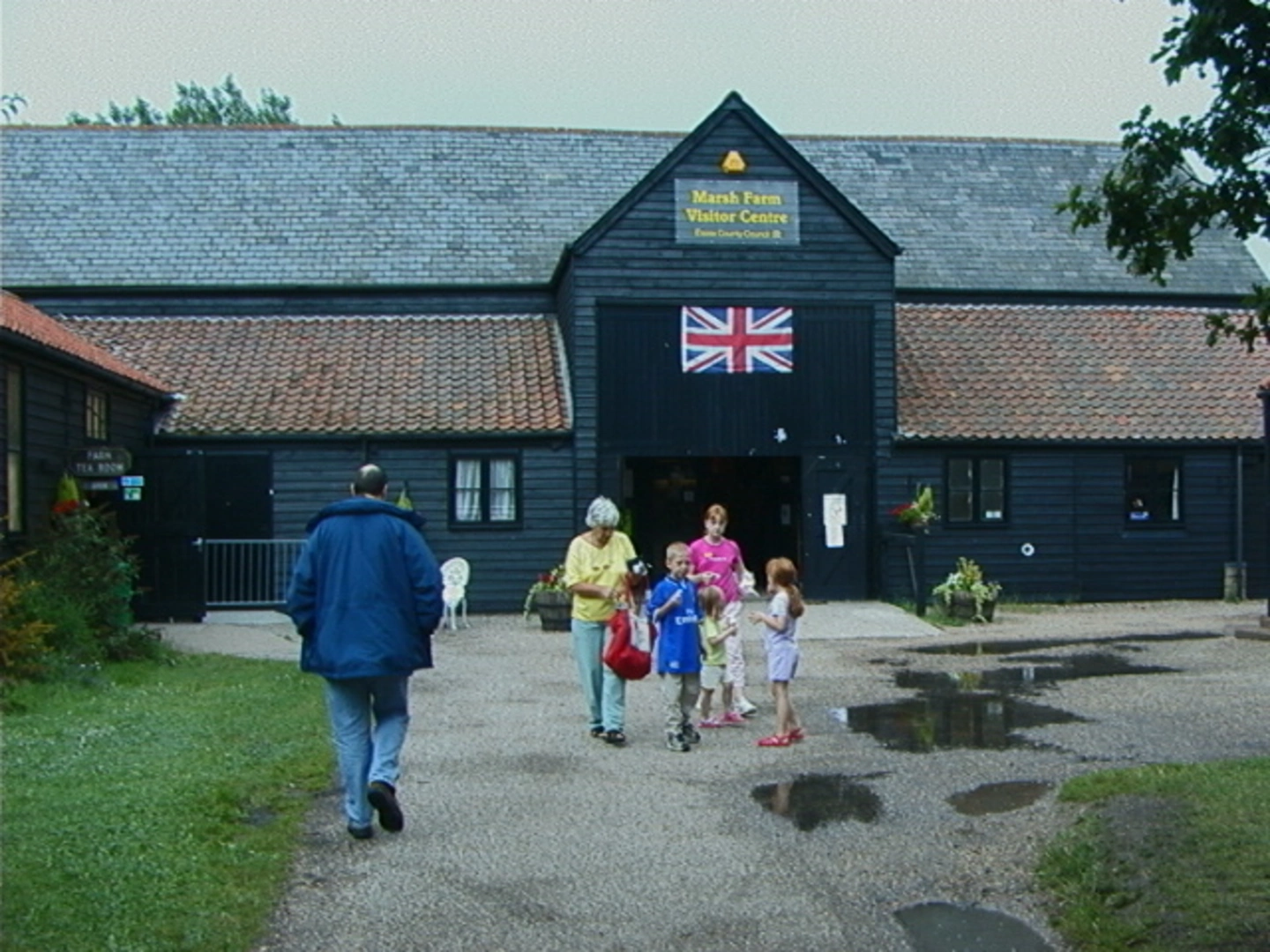An image depicting the trail Marsh Farm Country Park and its surrounding area.