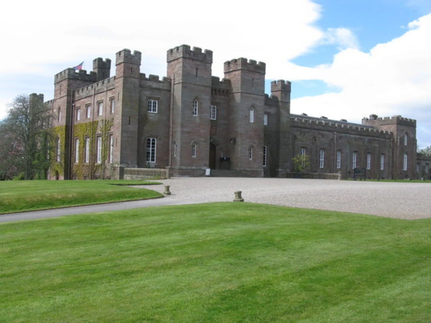 An image depicting the trail Scone Palace Loop and its surrounding area.