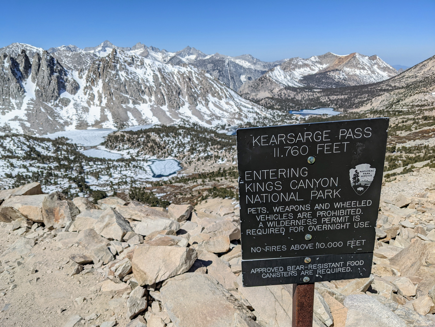 An image depicting the trail Kearsarge Pass and Bubbs Creek Trail and its surrounding area.