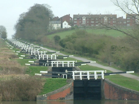 An image depicting the trail Caen Hill lock and Peter Lindley Jones Lock and Kennet via Avon Canal and its surrounding area.