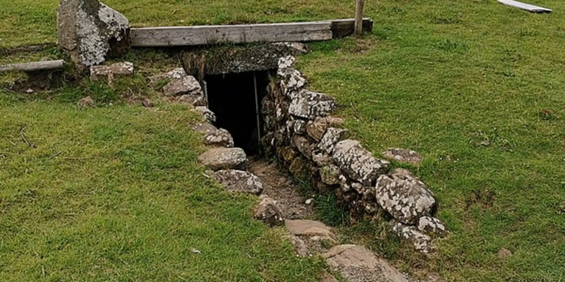 An image depicting the trail Loch Sneosdal and Creag Sneosdal Loop via Loch Sneosdal and its surrounding area.