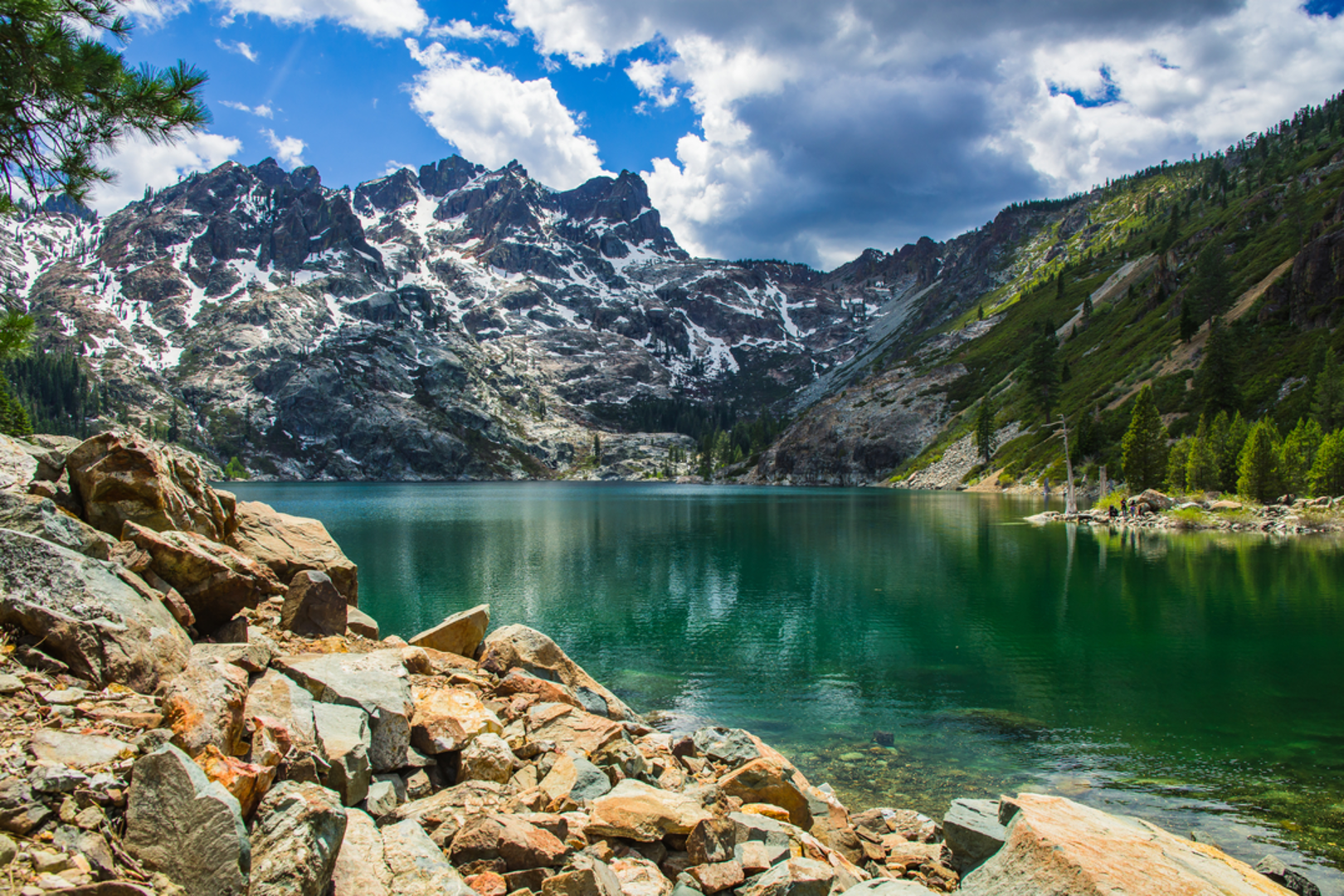 An image depicting the trail Sardine Lake Overlook via Tamarack Trail and its surrounding area.