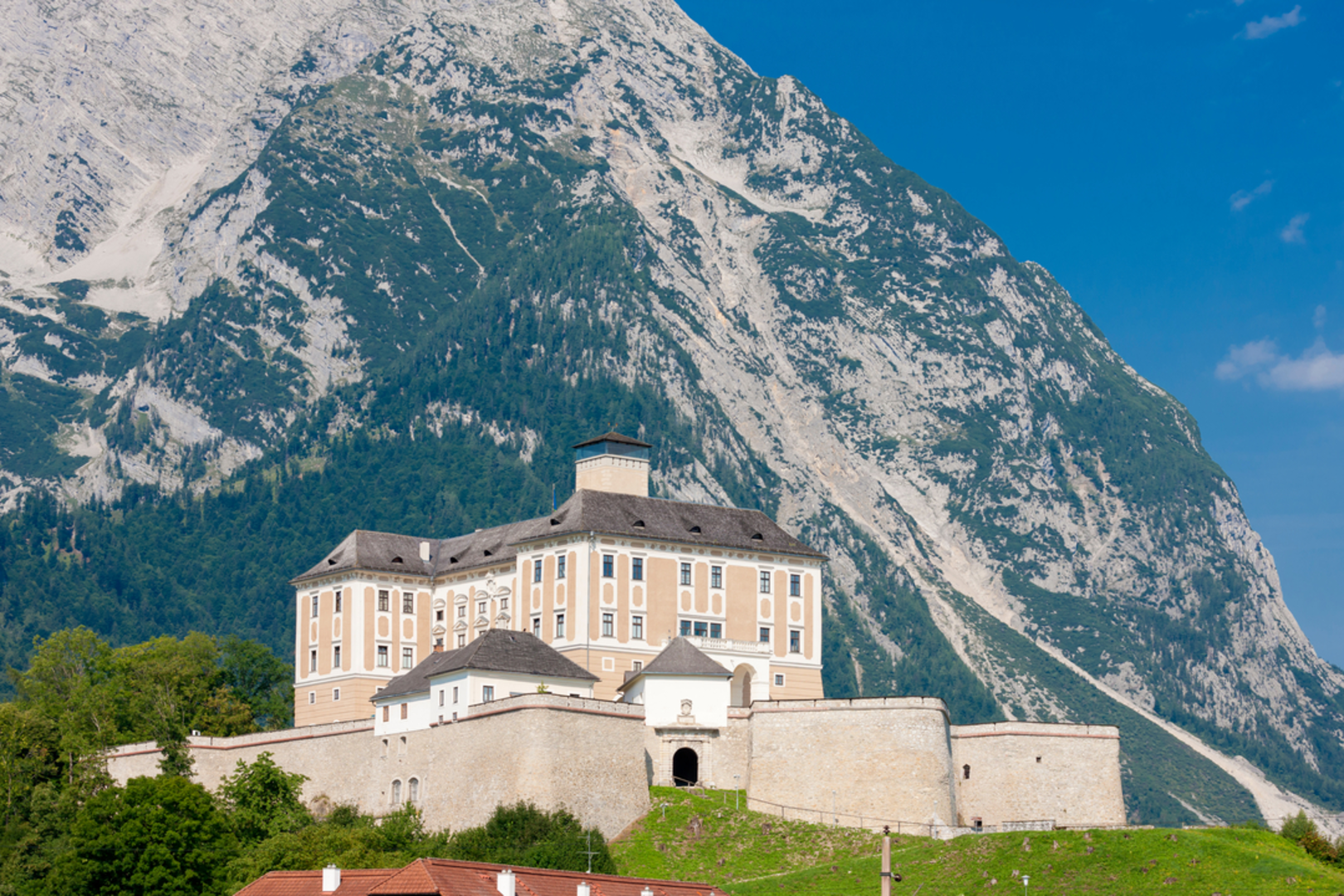 An image depicting the trail Tressenstone via Castle Trautenfels and its surrounding area.