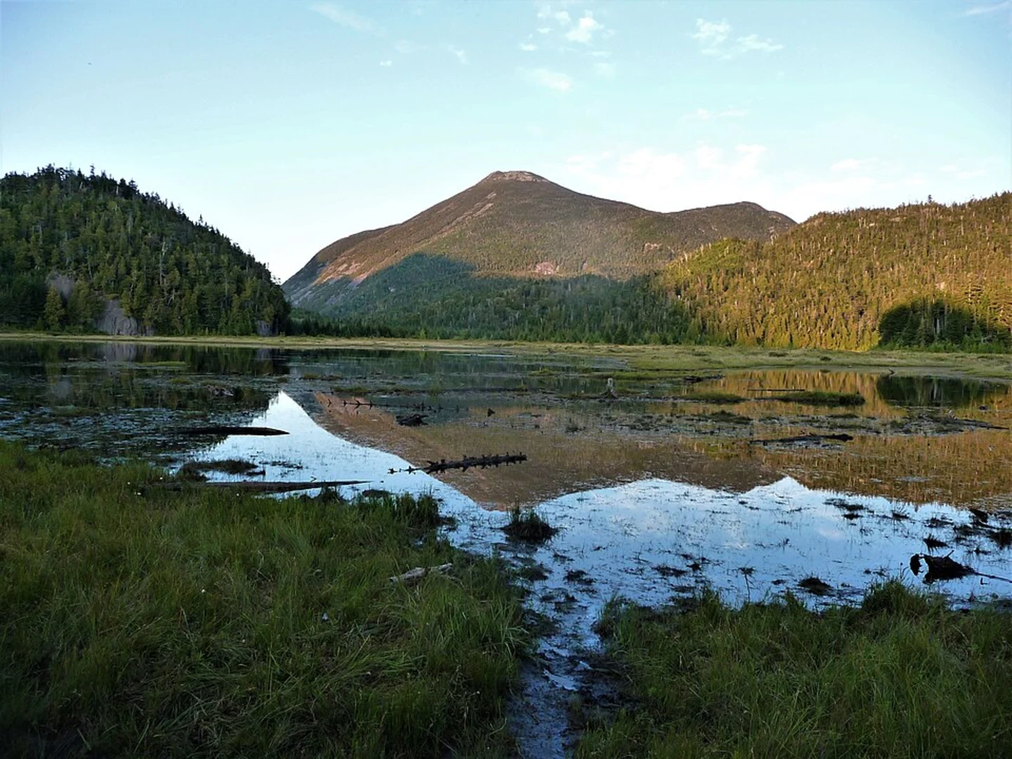 An image depicting the trail Algonquin Peak to Lake Colden to Mount Skylight via Algonquin Trail and its surrounding area.