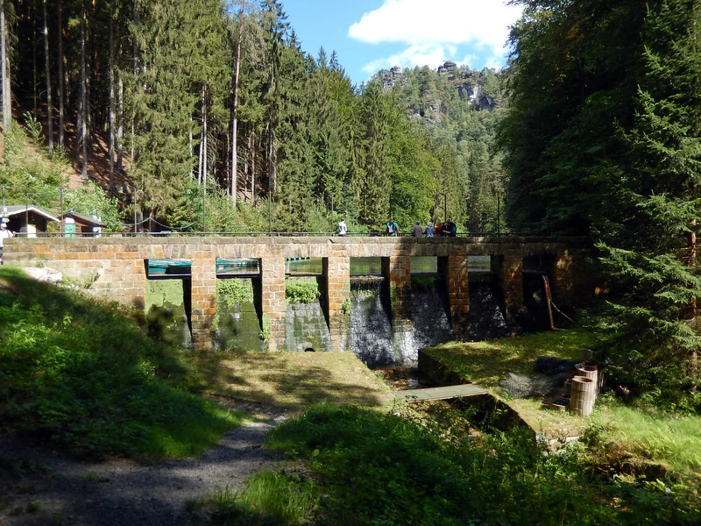 An image depicting the trail Stadt Wehlen to Hohnstein Walk and its surrounding area.