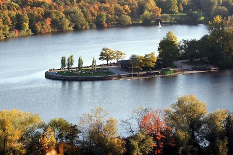 An image depicting the trail Max Eyth See and Neckar Loop via 4 Burgen Rundwanderweg Muehlhausen and its surrounding area.