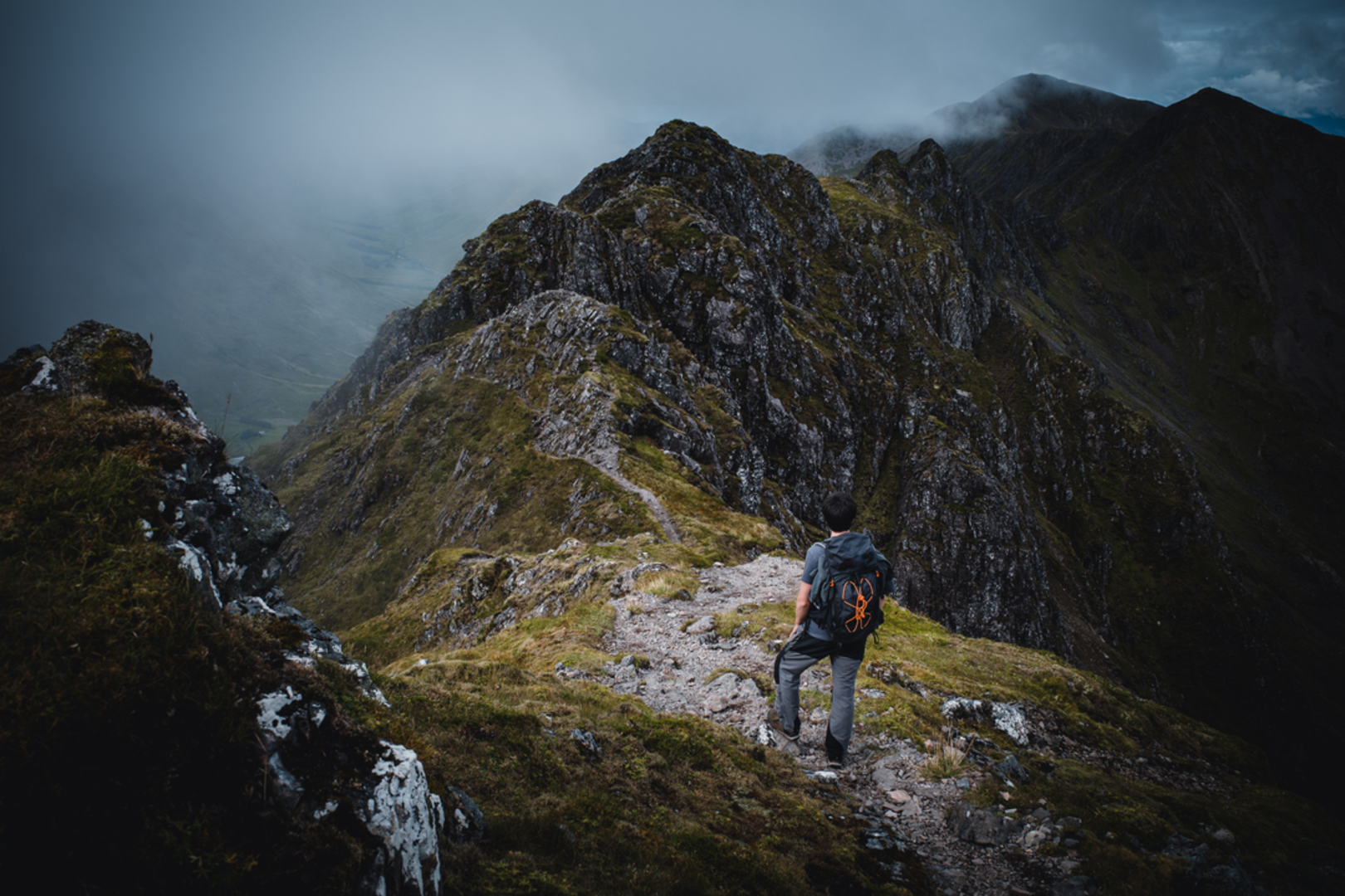 An image depicting the trail Meall Dearg - Aonach Eagach and its surrounding area.