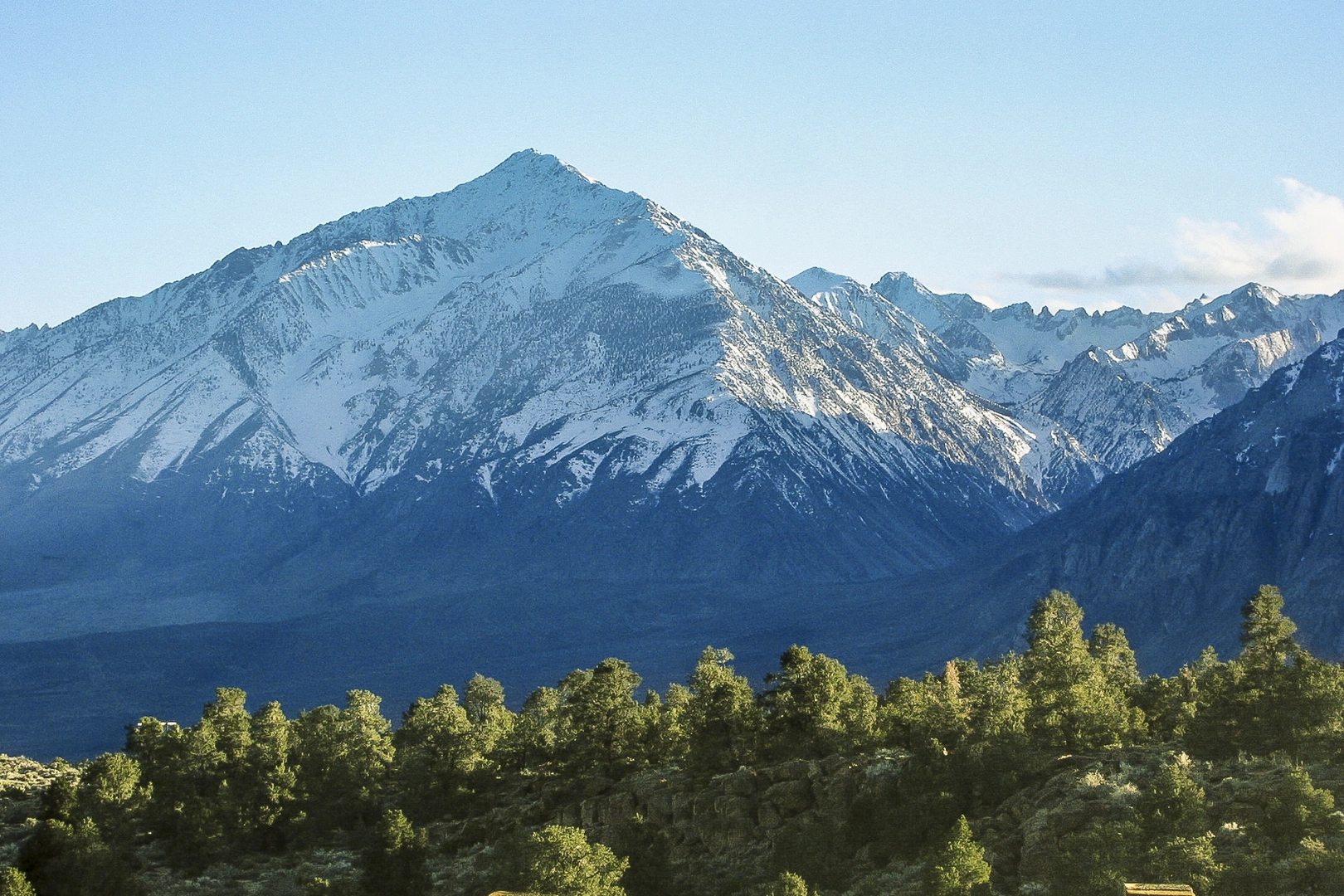 An image depicting the trail Mount Tom via Horton Lakes Trail and its surrounding area.