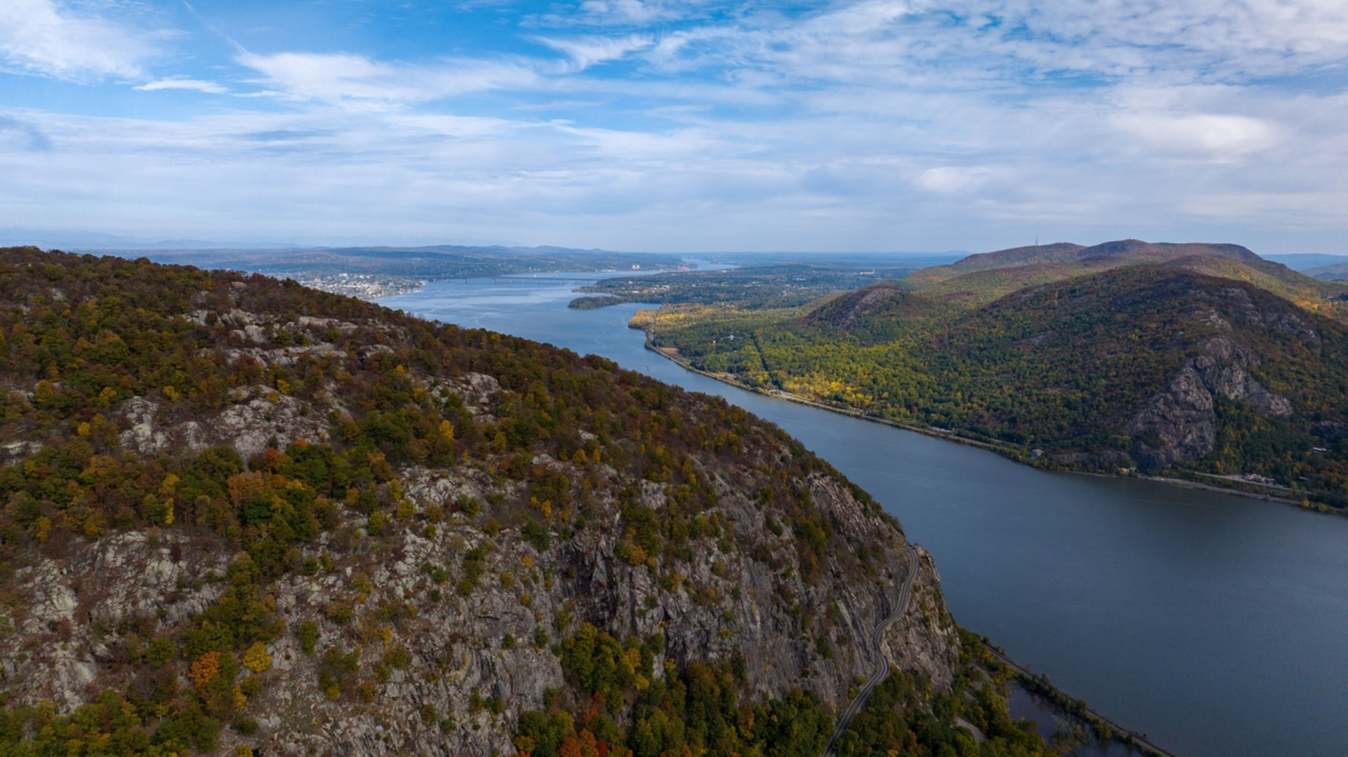 An image depicting the trail Breakneck Ridge and Sugarloaf Mountain via Undercliff Trail and its surrounding area.