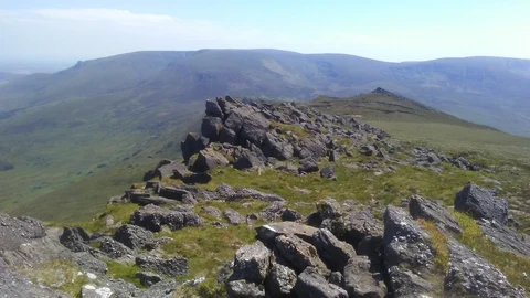 An image depicting the trail Knocksheegowna via Knockanaffrin Ridge and its surrounding area.