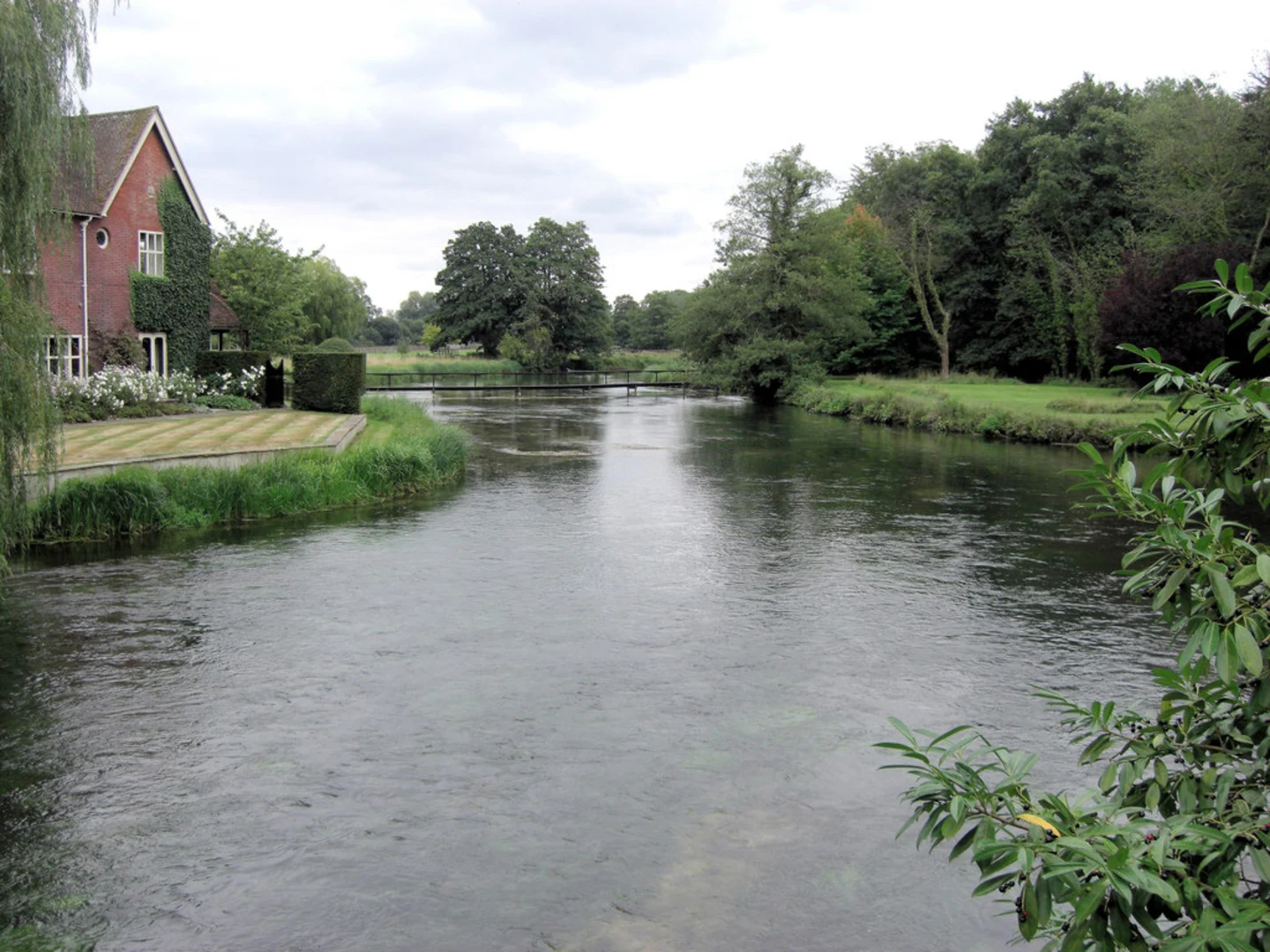An image depicting the trail Mottisfont - Monarch's Way and its surrounding area.
