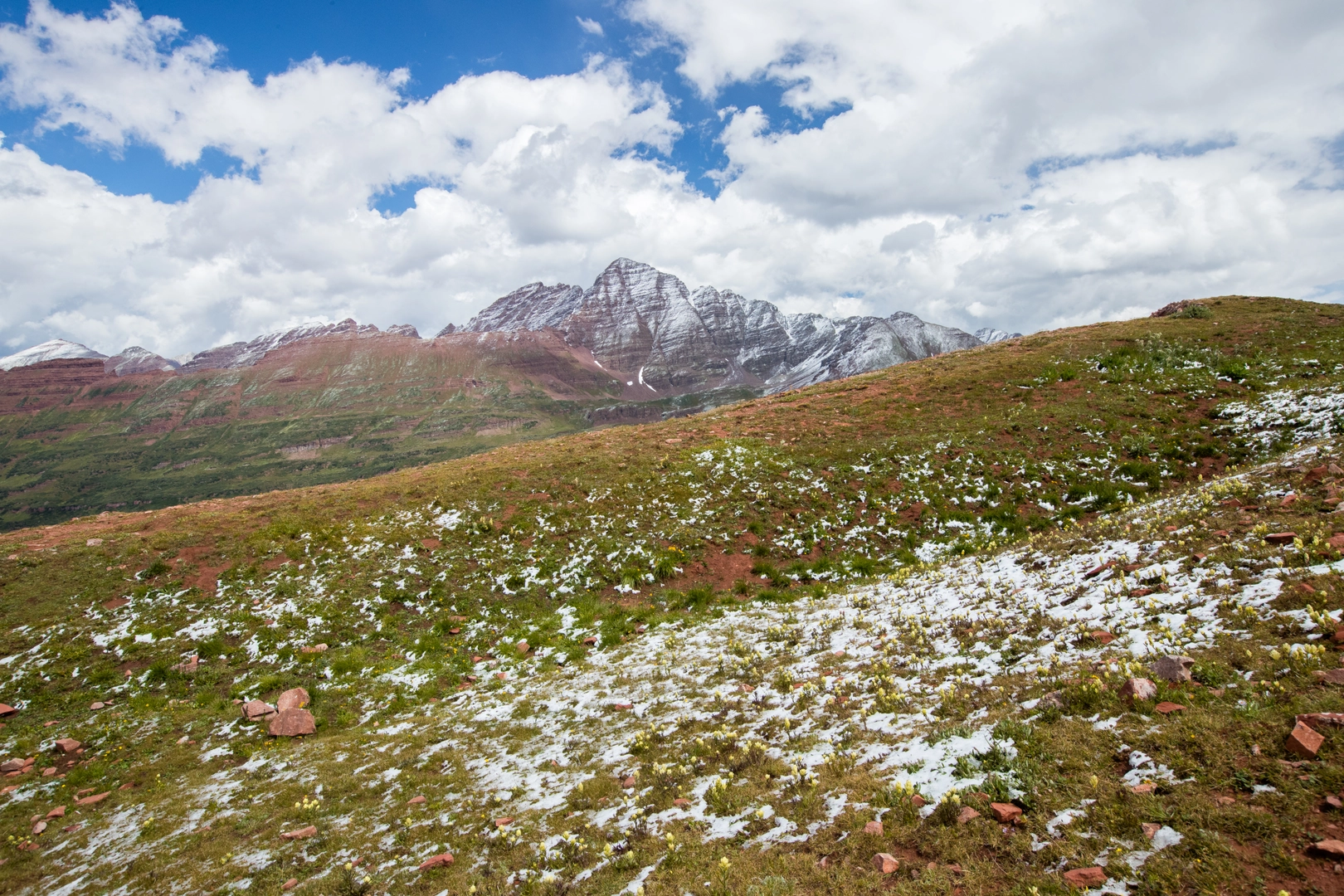 An image depicting the trail Four Pass Loop and its surrounding area.
