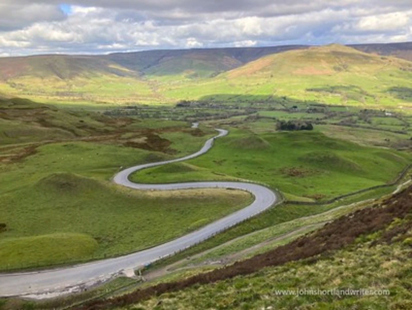 An image depicting the trail Treak Cliff Cavern, Blue John Cavern and Mam Tor Loop and its surrounding area.