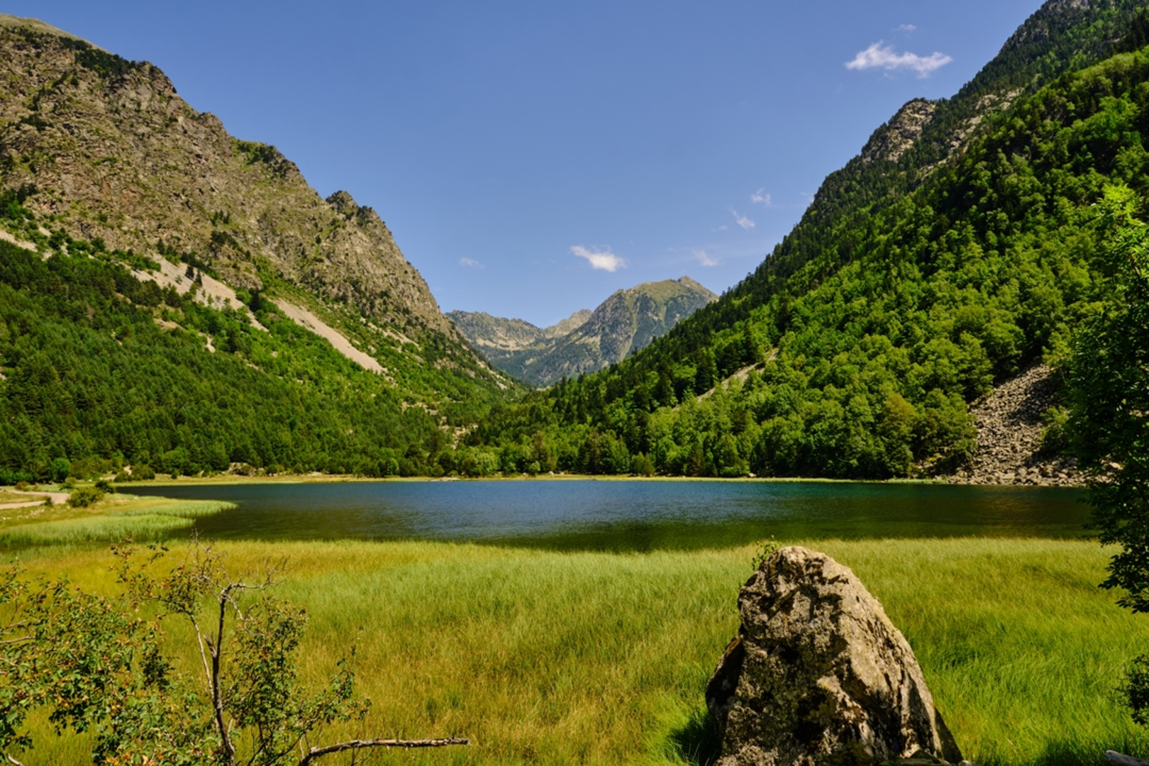 An image depicting the trail Estany de Llebreta – Cascada de Sant Esperit Loop from Boí and its surrounding area.