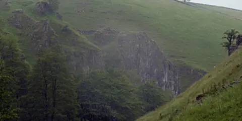 An image depicting the trail Alstonefield - Wolfscote Dale and Gipsy Bank and its surrounding area.
