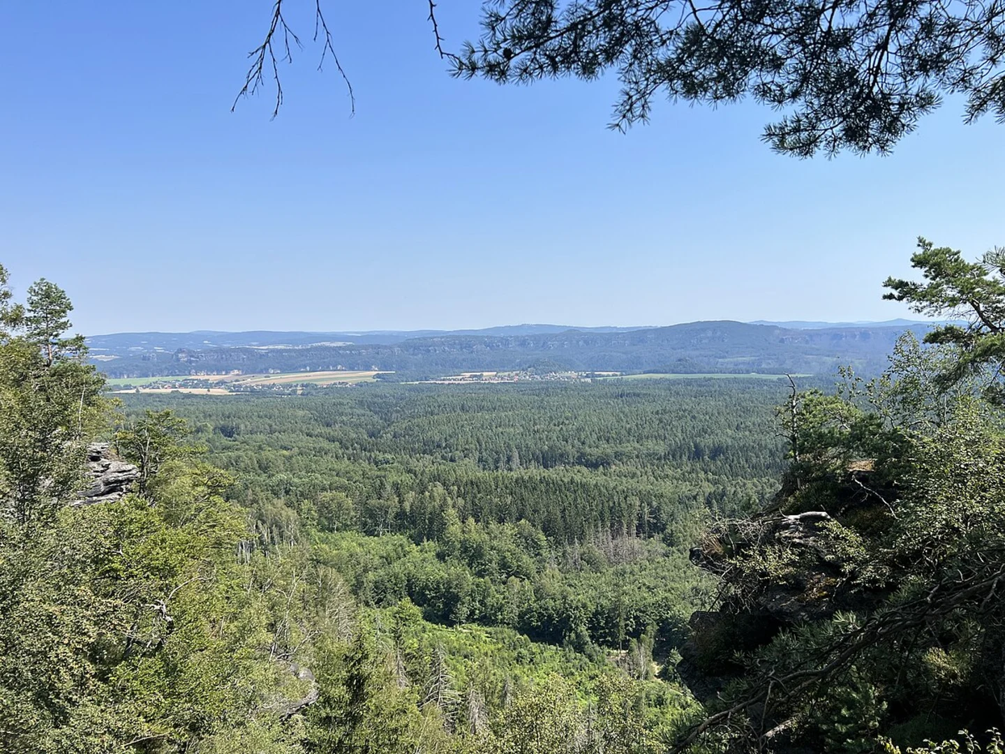 An image depicting the trail Kleiner Zschirnsteinturm, Wildbrethöhle and Großer Zschirnstein Loop - Kleingießhübel and its surrounding area.