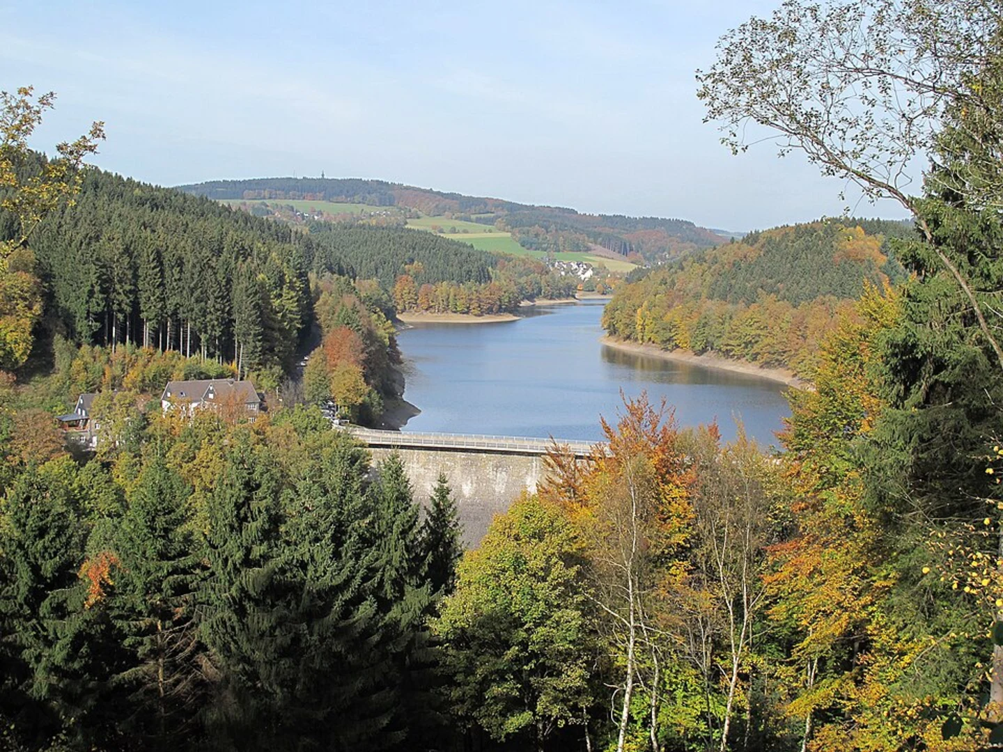 An image depicting the trail Aggertalsperre Loop and its surrounding area.