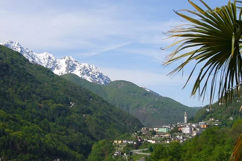 An image depicting the trail From Intragna to Loco and its surrounding area.