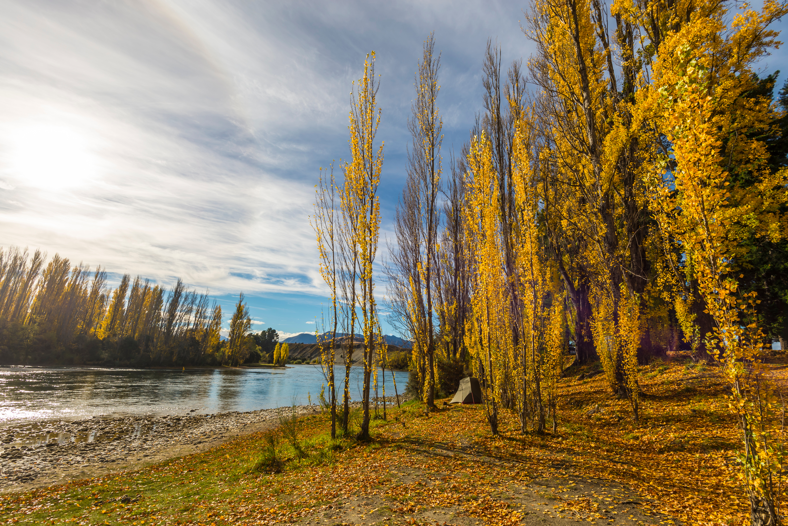An image depicting the trail Upper Clutha River Track and its surrounding area.