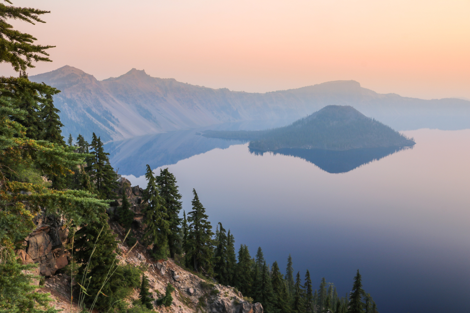 An image depicting the trail Fumarole Bay Trail and its surrounding area.