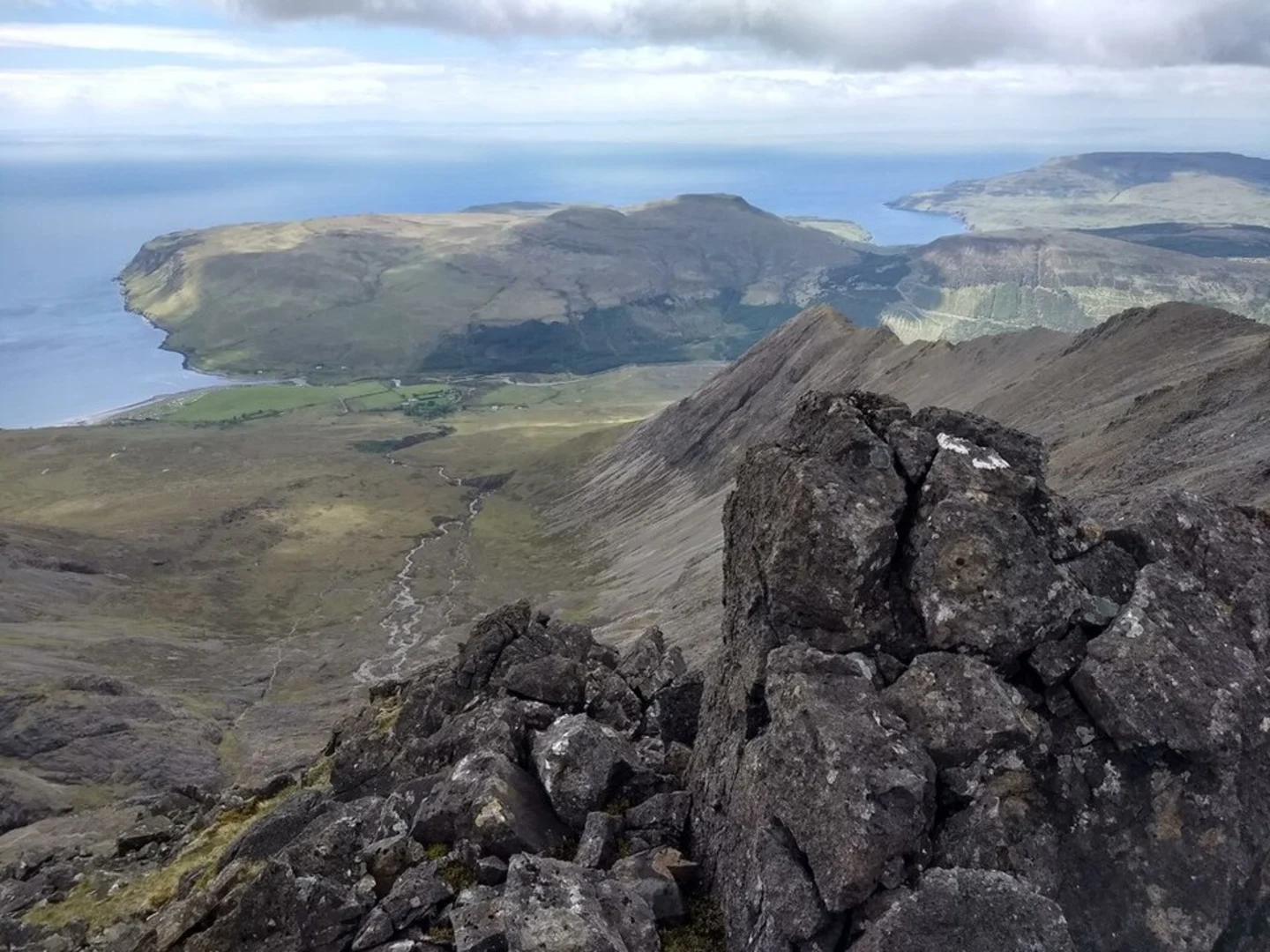 An image depicting the trail Sgurr nan Gobhar and Sgùrr na Banachdaich Walk and its surrounding area.
