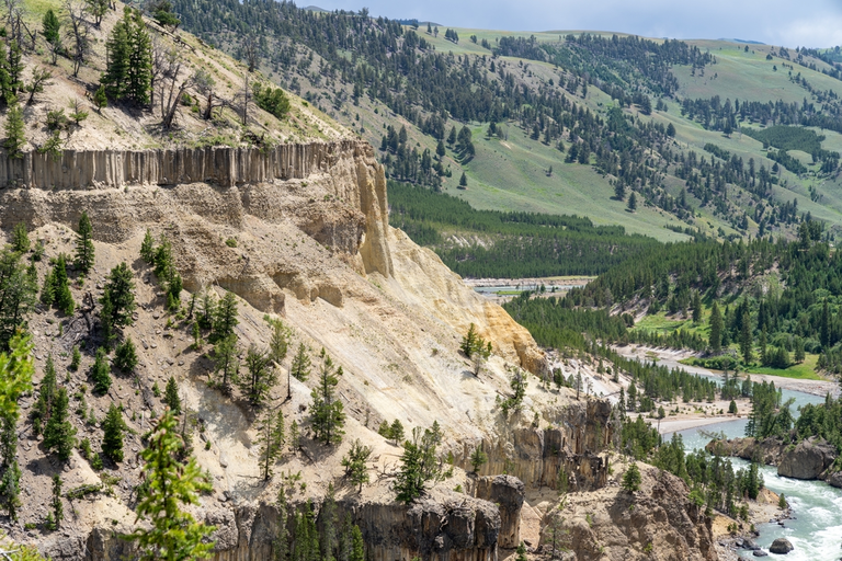 An image depicting the trail Yellowstone River Picnic Area Trail and its surrounding area.