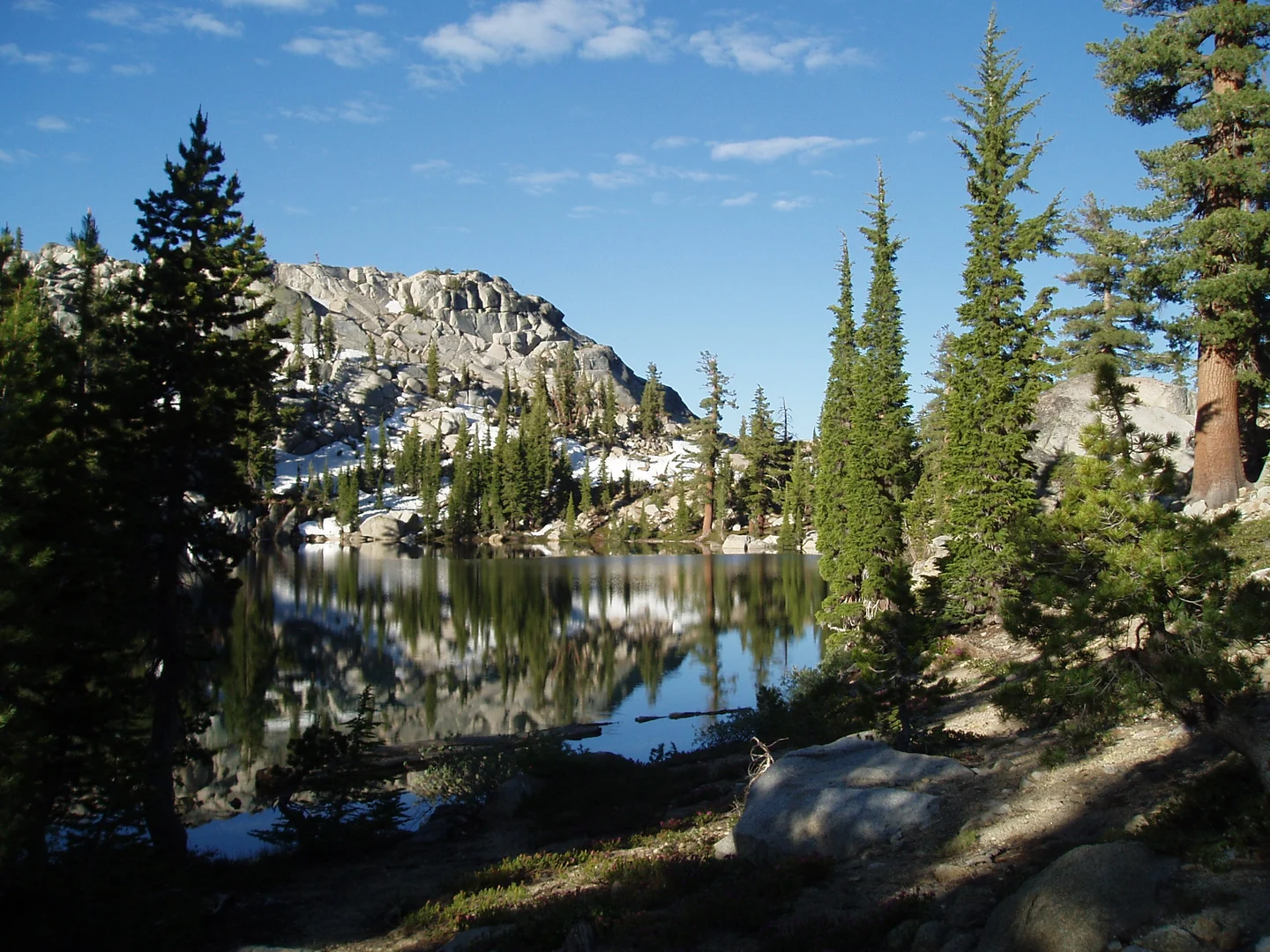 An image depicting the trail Camp Lake, Lily Lake and Grouse Lake via Bell Meadow Trail and its surrounding area.
