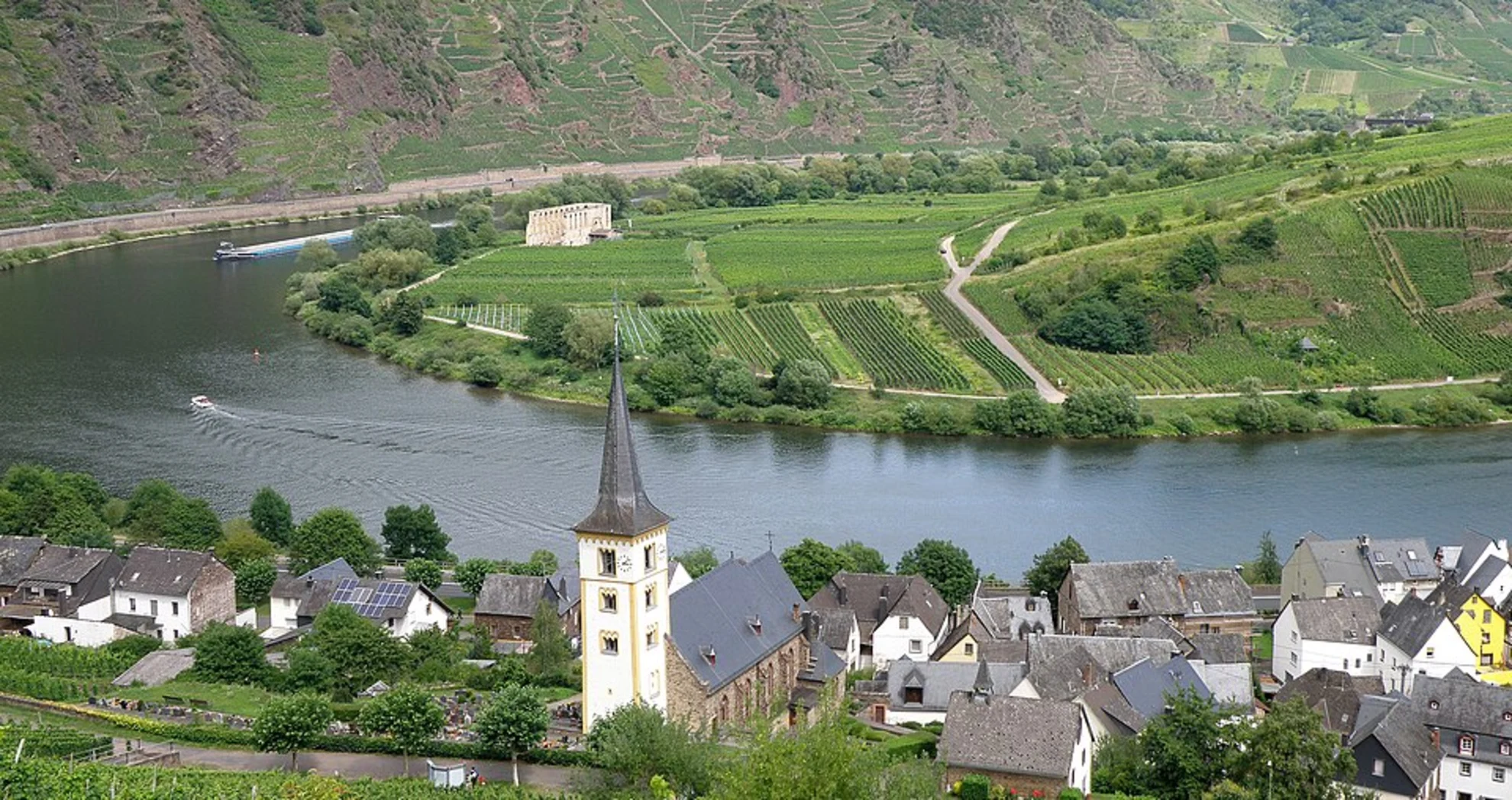 An image depicting the trail Cond to Neef via Calmont Klettersteig and its surrounding area.