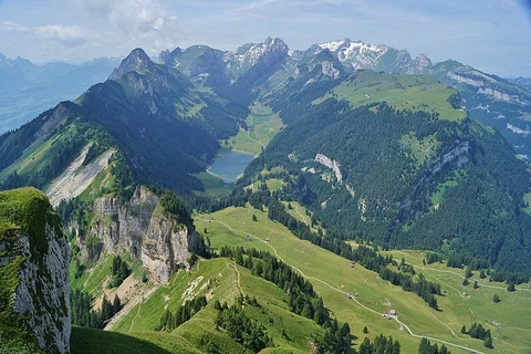 An image depicting the trail The Geological Trail and its surrounding area.