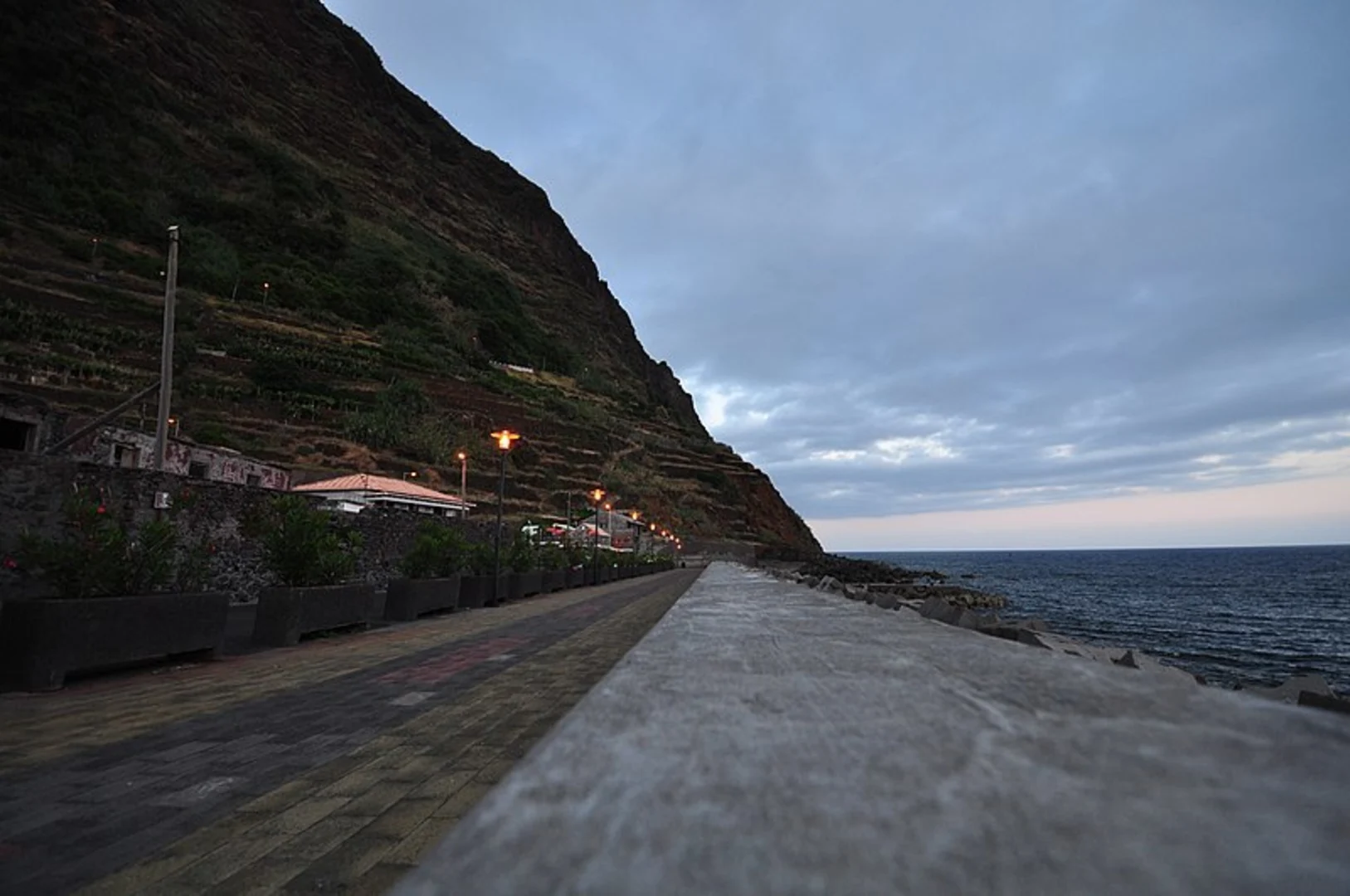 An image depicting the trail PR 20 Jardim do Mar Footpath and its surrounding area.