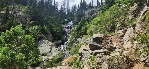 An image depicting the trail Leigh Lake Trail and its surrounding area.
