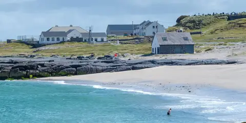 An image depicting the trail Inis Oirr - Lub Ceathru an Locha and its surrounding area.