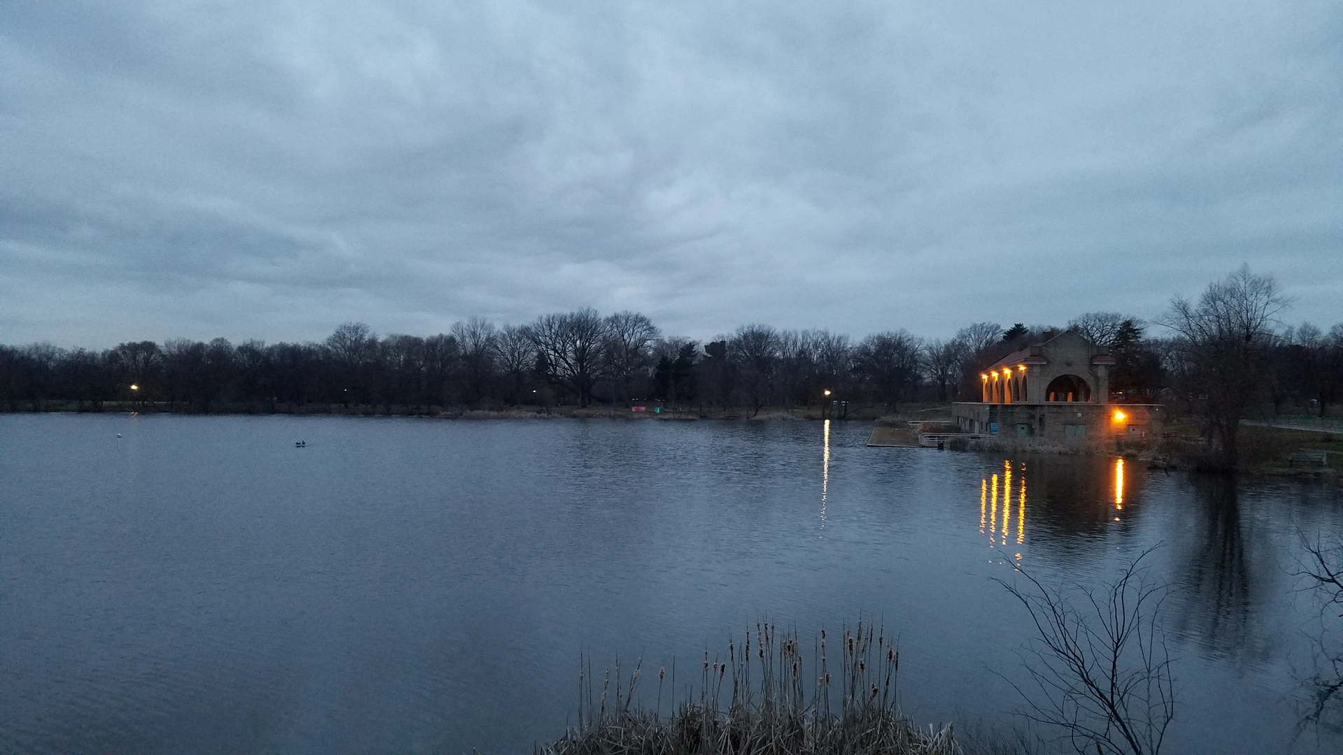 An image depicting the trail Edgewood Lake Loop Trail and its surrounding area.