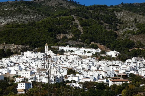 An image depicting the trail Camino de la Dehesa - Fte of the Hornos PR A 270 and its surrounding area.