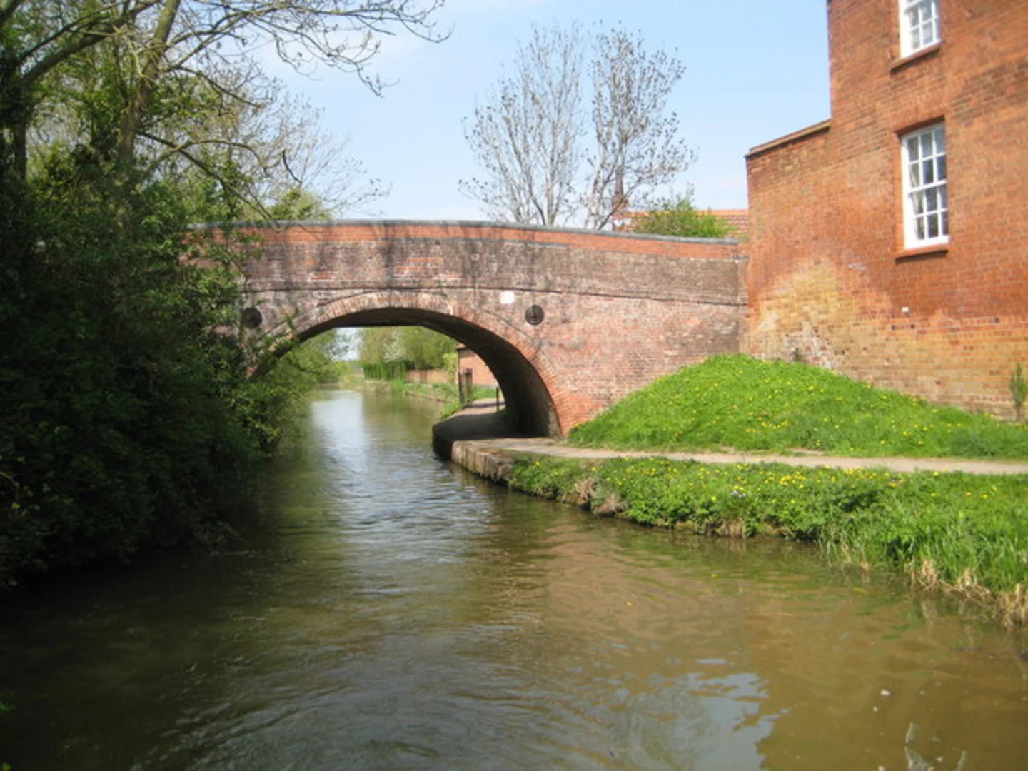 An image depicting the trail Market Harborough Canal and its surrounding area.