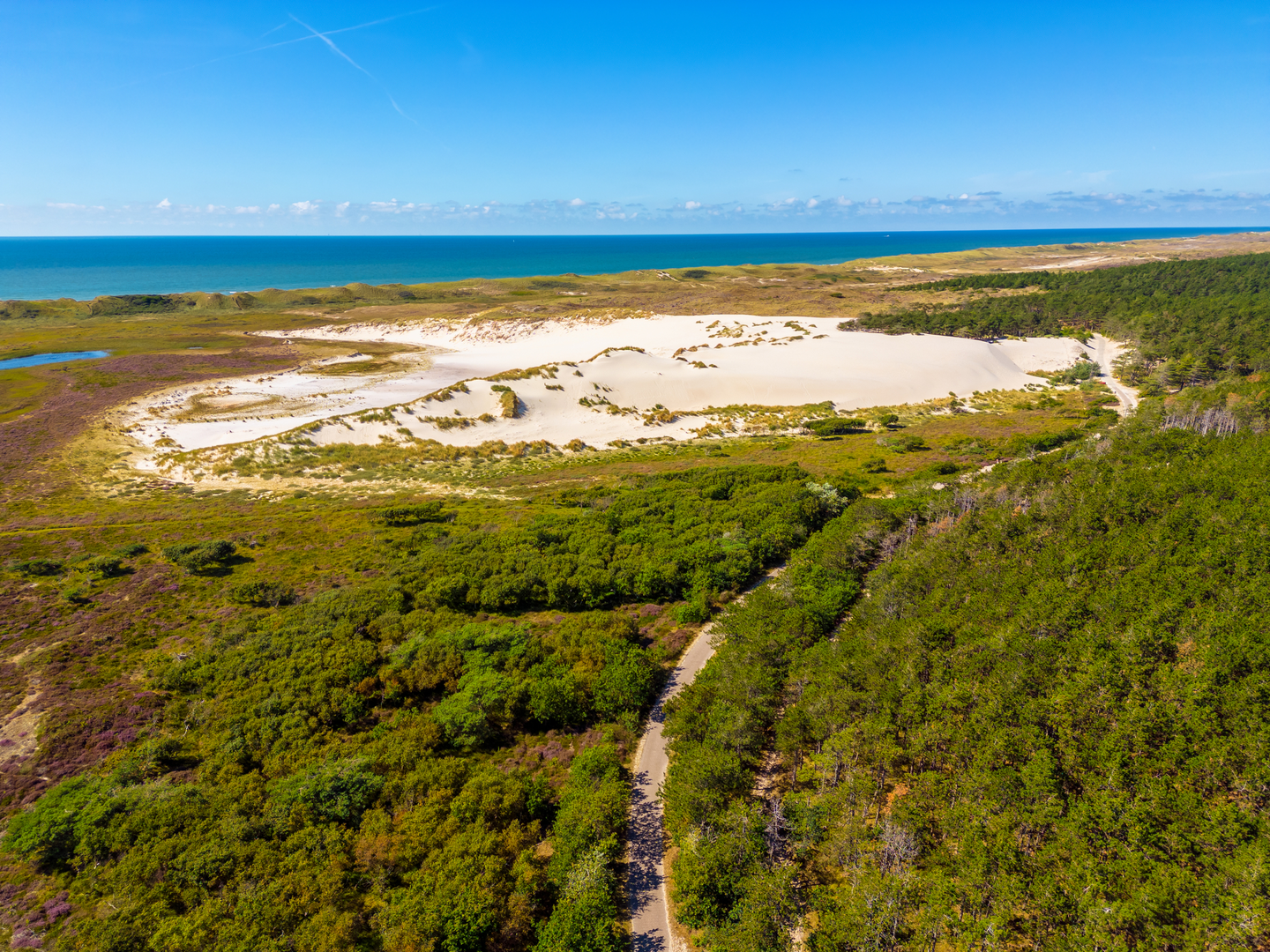 An image depicting the trail Recreatiegebied Strand Bergen aan Zee and Openluchtmuseum Loop and its surrounding area.