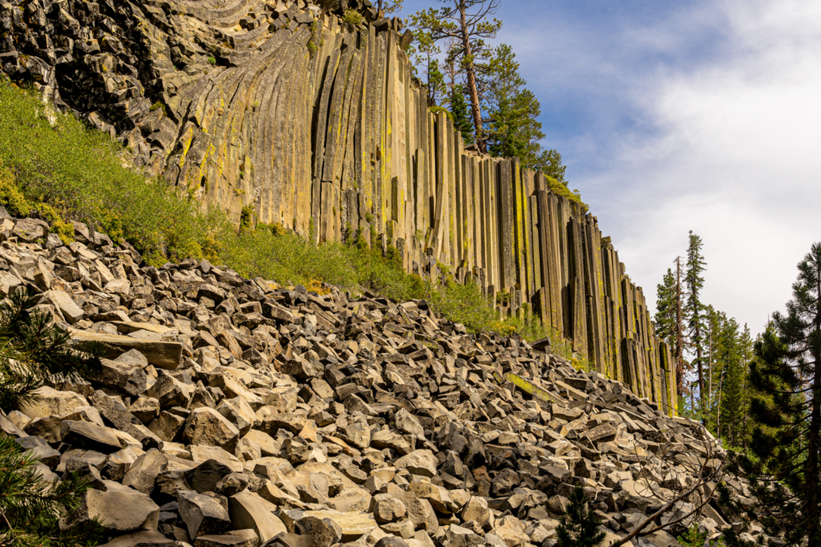 An image depicting the trail Ashley Lake via John Muir Trail and its surrounding area.