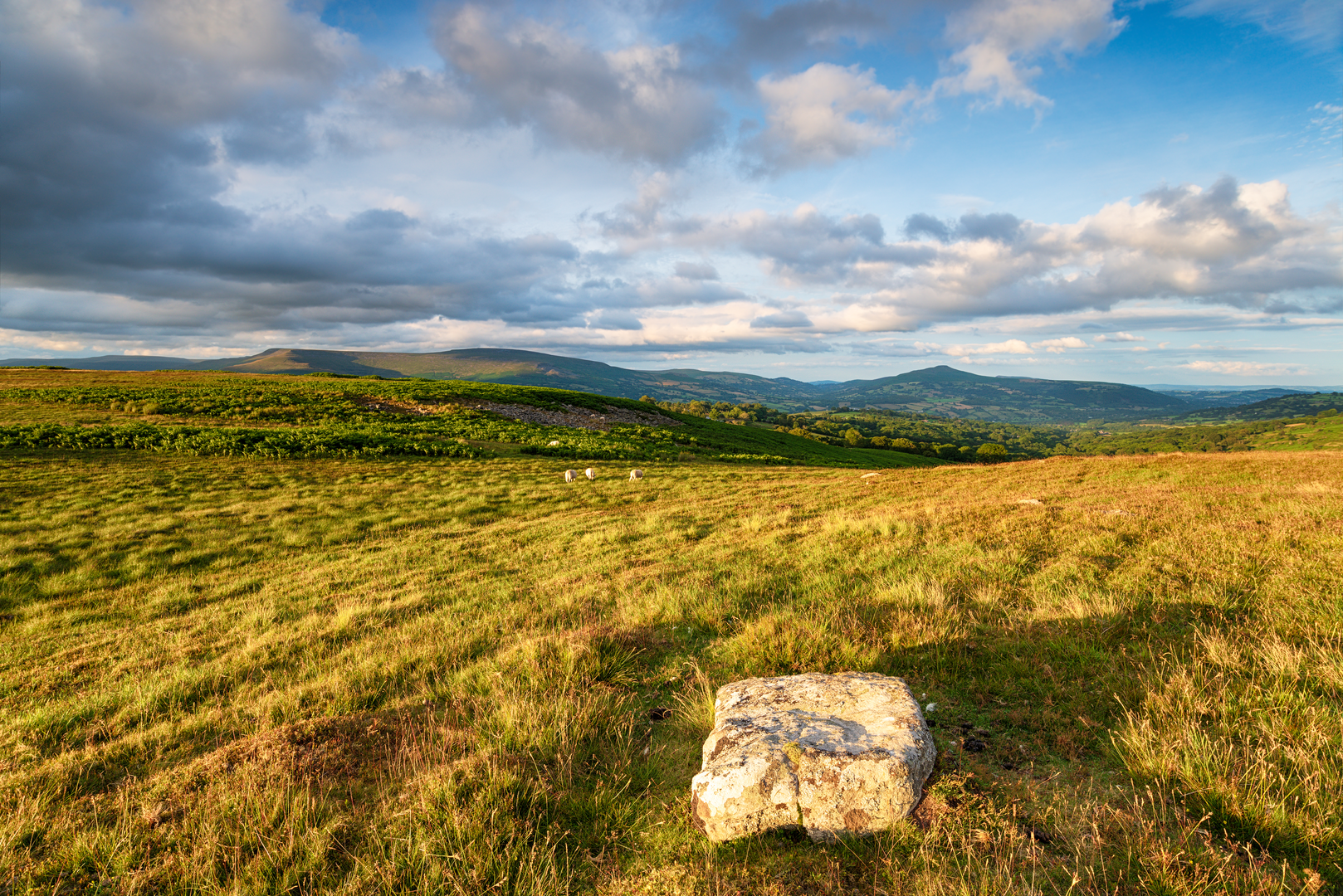 An image depicting the trail Brecon Beacons Traverse and its surrounding area.