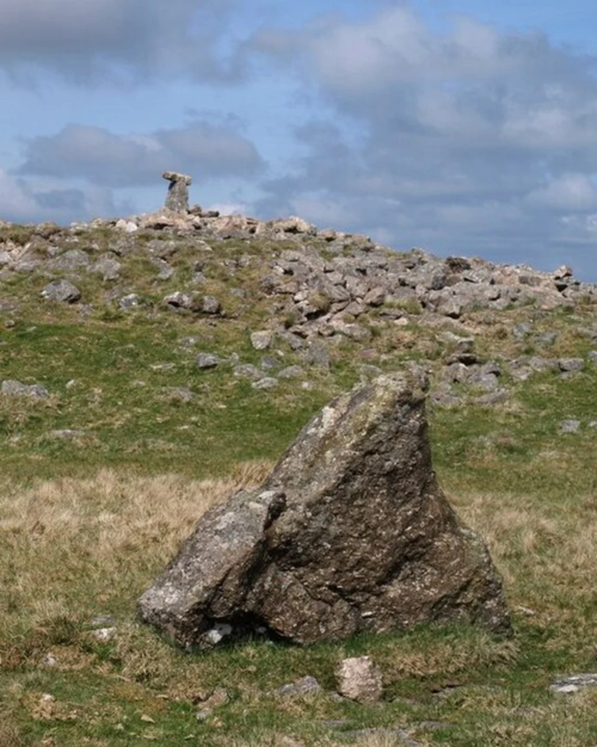 An image depicting the trail Western Beacon and Butterdon Hill Loop and its surrounding area.