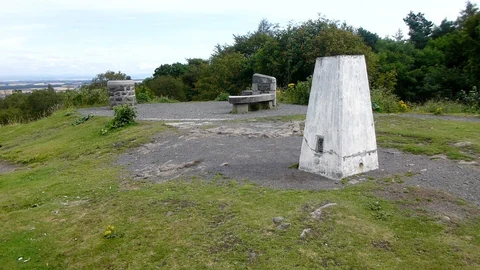 An image depicting the trail Kinnoull Hill Tower via Deuchny Loop Trail and its surrounding area.