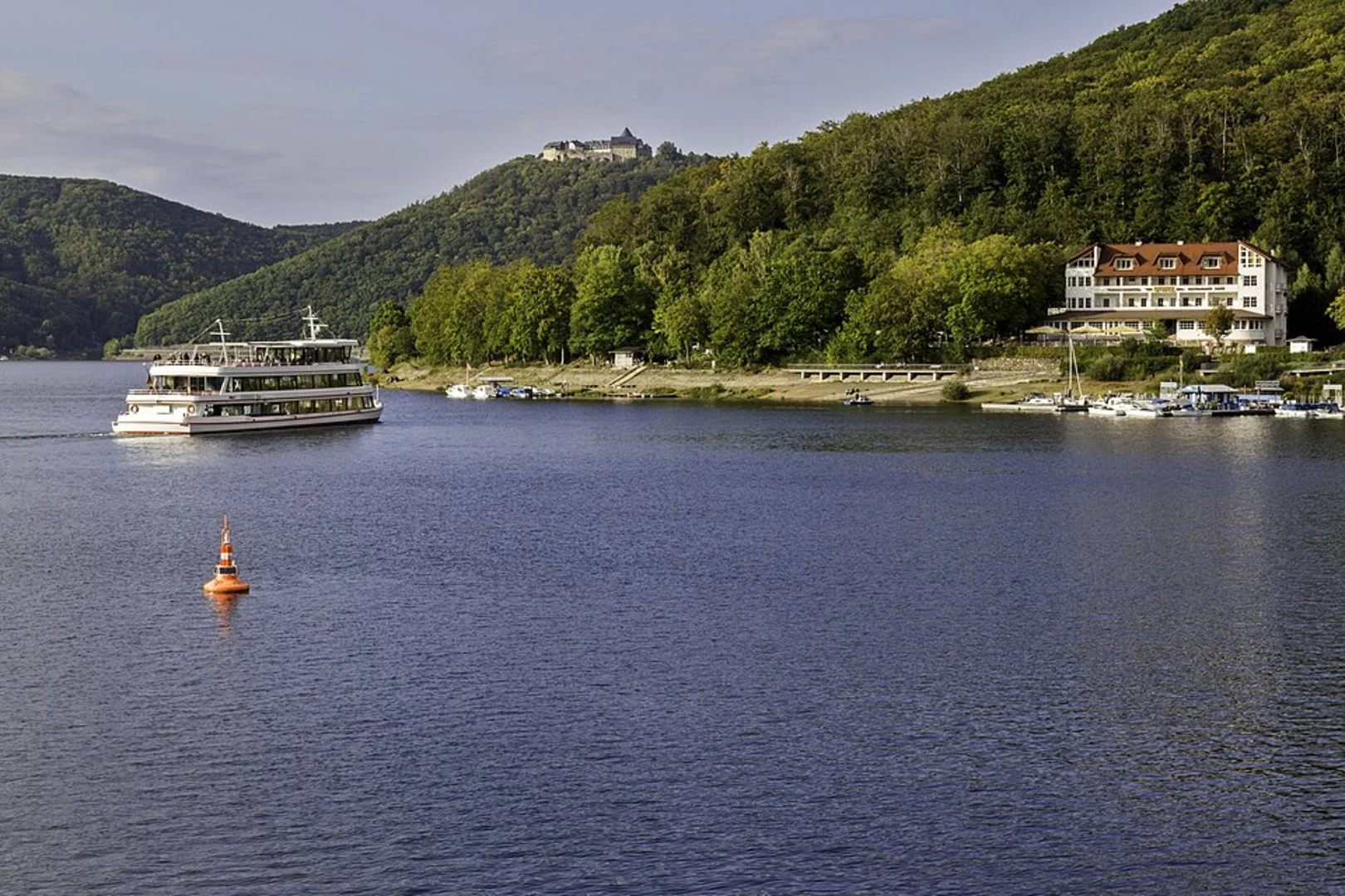 An image depicting the trail Waldeck to Hemfurth-Edersee Walk via Kanzel and its surrounding area.